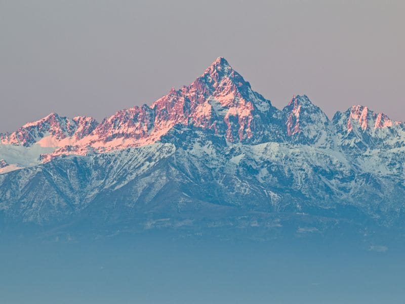 Schneebedeckter Berggipfel des Mont Viso im Piemont