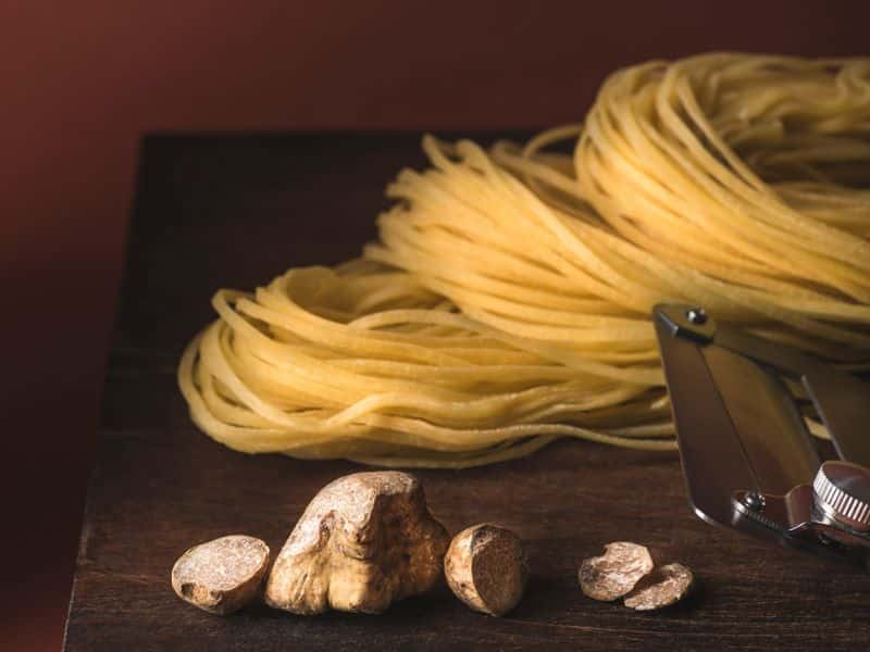 Spezialitäten aus dem Piemont: Pasta Tajarin mit Trüffel