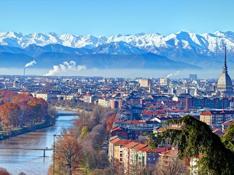 Turin mit dem Fluss Po und den schneebedeckten Gipfeln der Alpen im Hintergrund