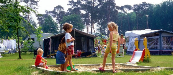 Kinder spielen auf dem Campingplatz