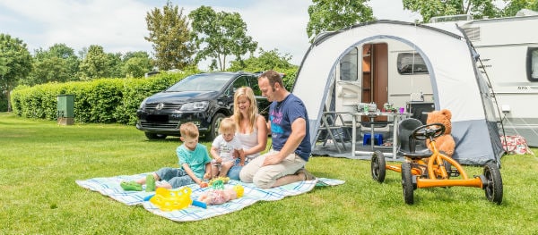 Picknick auf der Wiese? Achten Sie hier besonders gut auf Zecken!]]