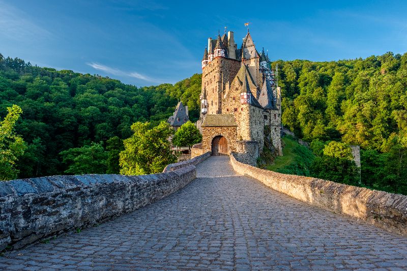 Die märchenhafte Burg Eltz liegt inmitten der grünen Wälder der Eifel.