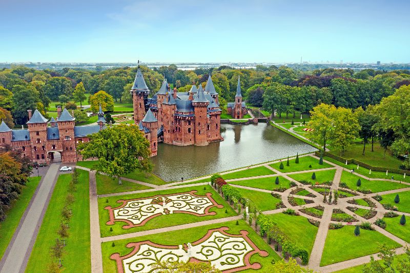 Eines der schönsten Schlösser in den Niederlanden ist Kasteel de Haar. Nicht nur das Schloss selbst, sondern auch die umliegenden Gärten sind einen Besuch wert.