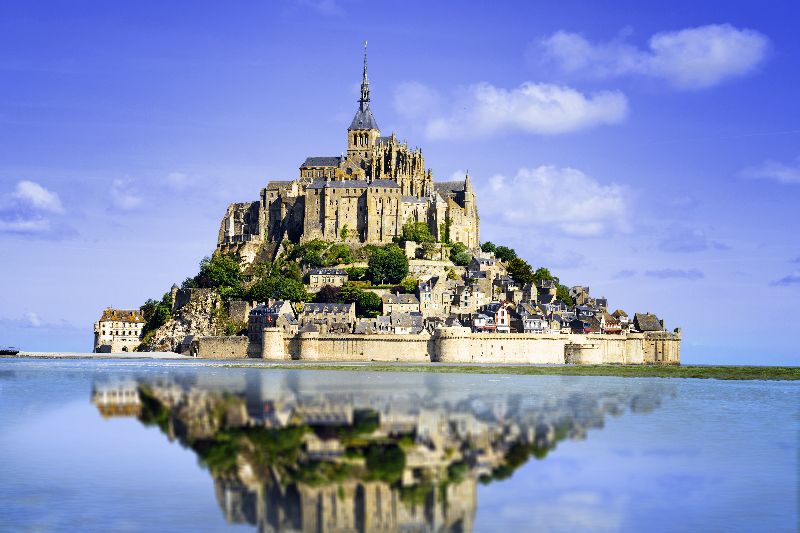 Ein Tagesausflug zum weltberühmten Mont Saint-Michel ist vom Campingplatz Les Ormes Domaine & Resort Chateau gut machbar.