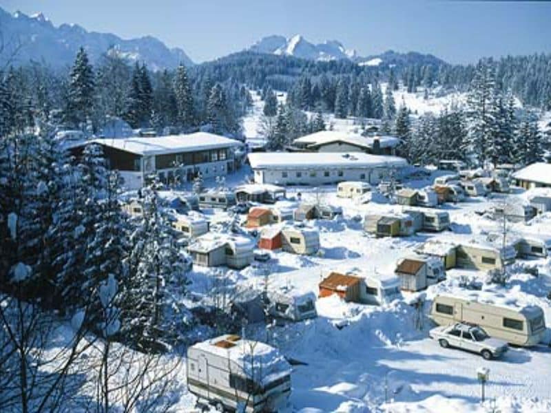 Verschneiter Camping Tensee mit Bergkulisse 