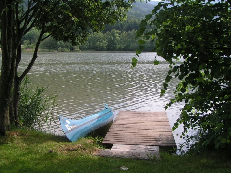 Kanu an einem Steg im See