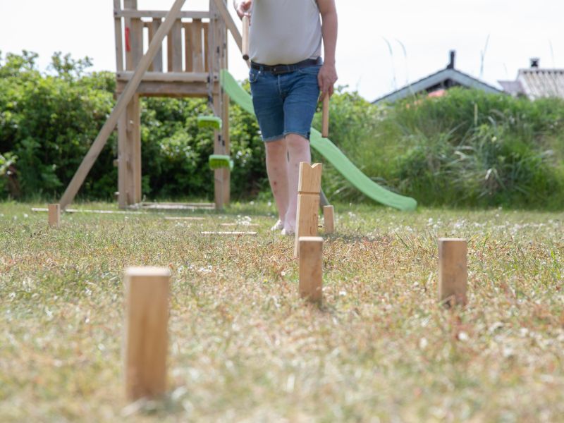 Kubb spielen auf dem Campingplatz