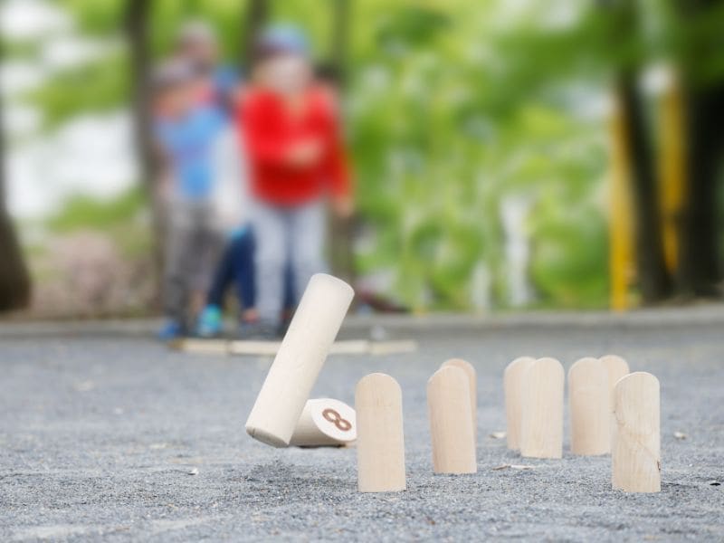 Mölkky spielen mit der Familie