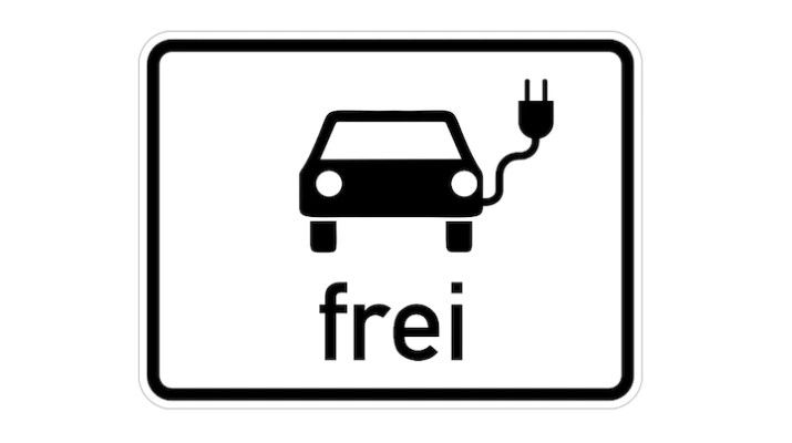 Schild, das das freie Parken für E-Autos anzeigt