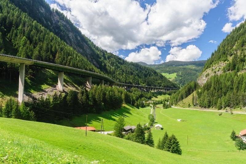 Die Luegbrücke in der österreichischen Landschaft