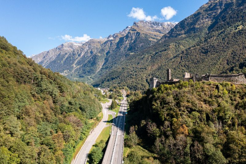 Der San-Bernardino-Pass dauert etwas länger, aber ist wunderschön!