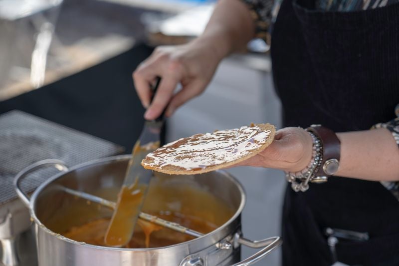 Frau stellt stroopwafel frisch her