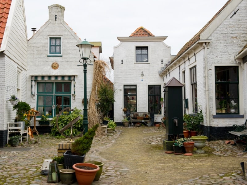 Schattige, oude huisjes in de hoofdstad van Texel: Den Burg