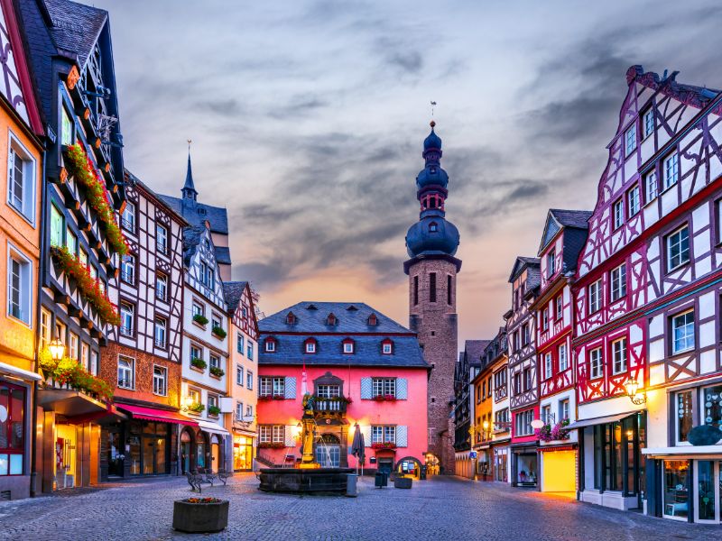 Urlaub an der Mosel in den schönen Fachwerkhäusern in Cochem! Erleuchtete Häuser mit Kirchturm im HIntergrund