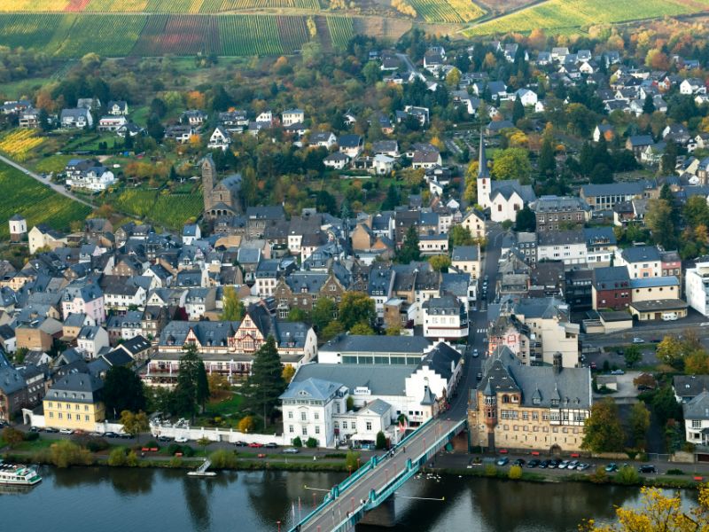 Ausblick auf Traben-Trarbach mit der Brücke, die die beiden Stadtteile verbindet. Dahinter beginnen die ersten Weinberge. 