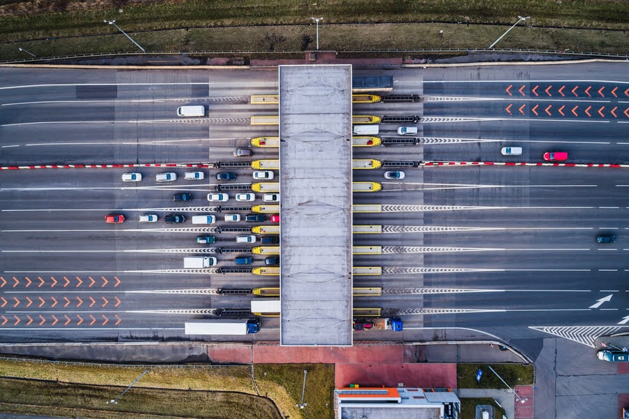 Autobahn mit Mautbrücken