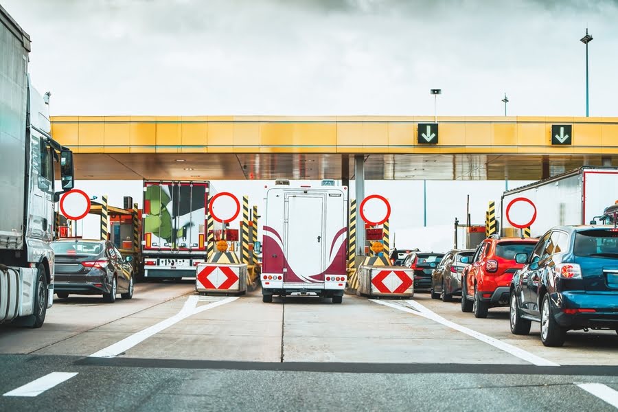 Autos in der Schlange an Mautstellen