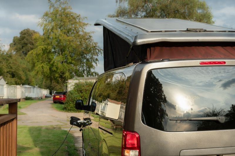 Elektro-Camper auf dem Campingplatz laden