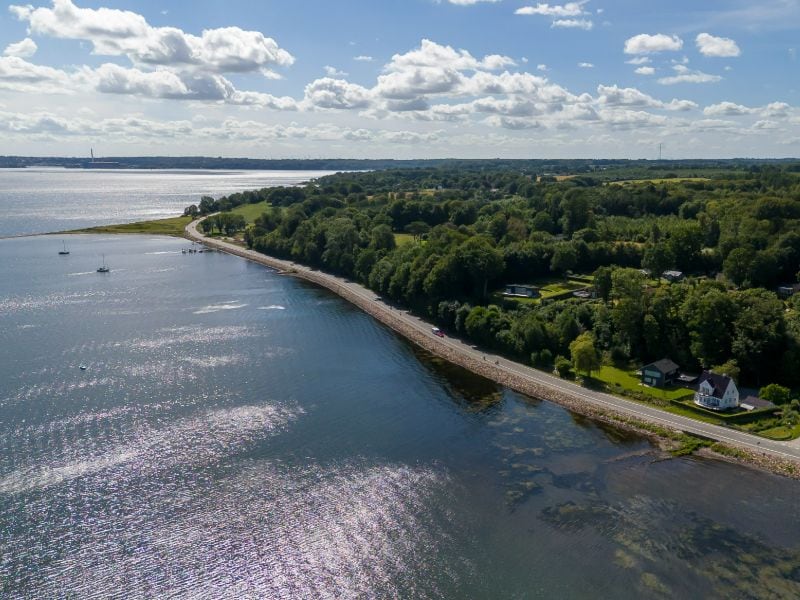 Grüner Küstenstreifen am Meer in Dänemark