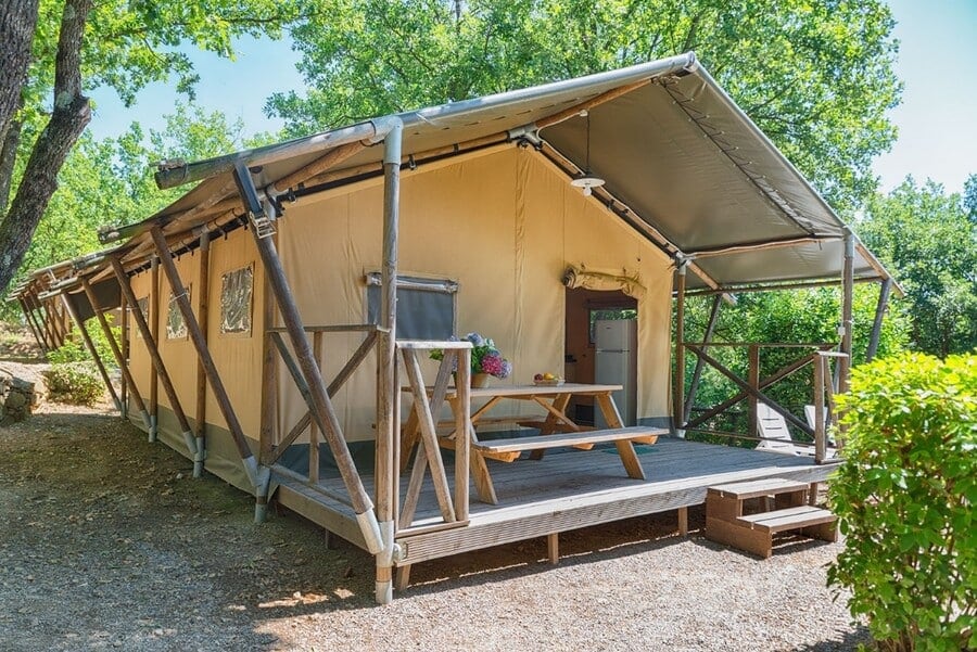 ein großes Luxuszelt auf Camping Barco Reale