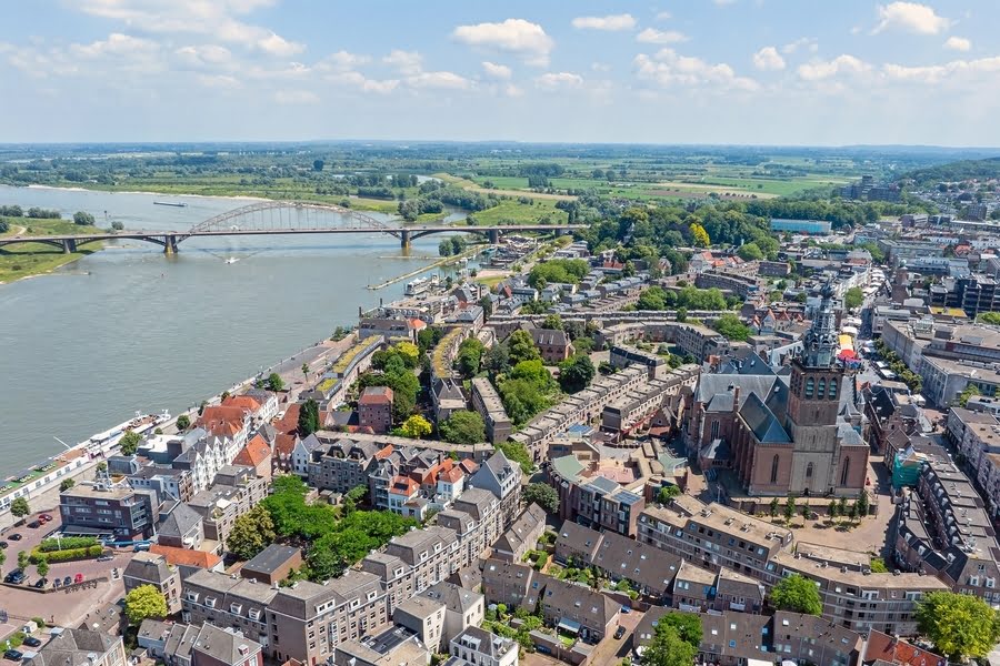 Luftaufnahme von Nijmegen, der Sint-Stevenskerk und der Waalbrücke