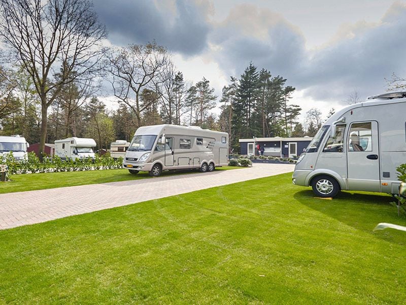 Wohnmobilstellplätze in den Niederlanden: Wohnmobile auf einem Campingplatz