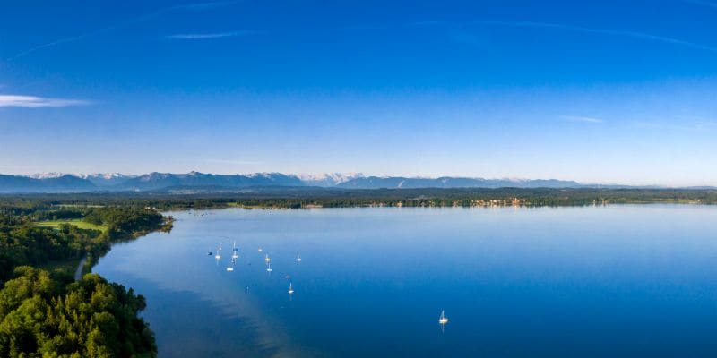 Camping im Fünfseenland: der Starnberger See, blau und unter blauem Himmel