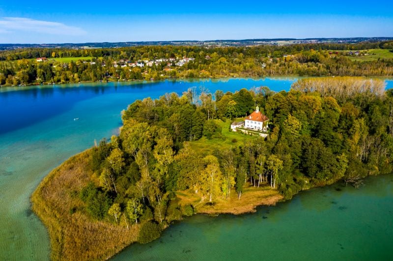 der Wörthsee und hierauf zu sehen die bewaldete Mausinsel